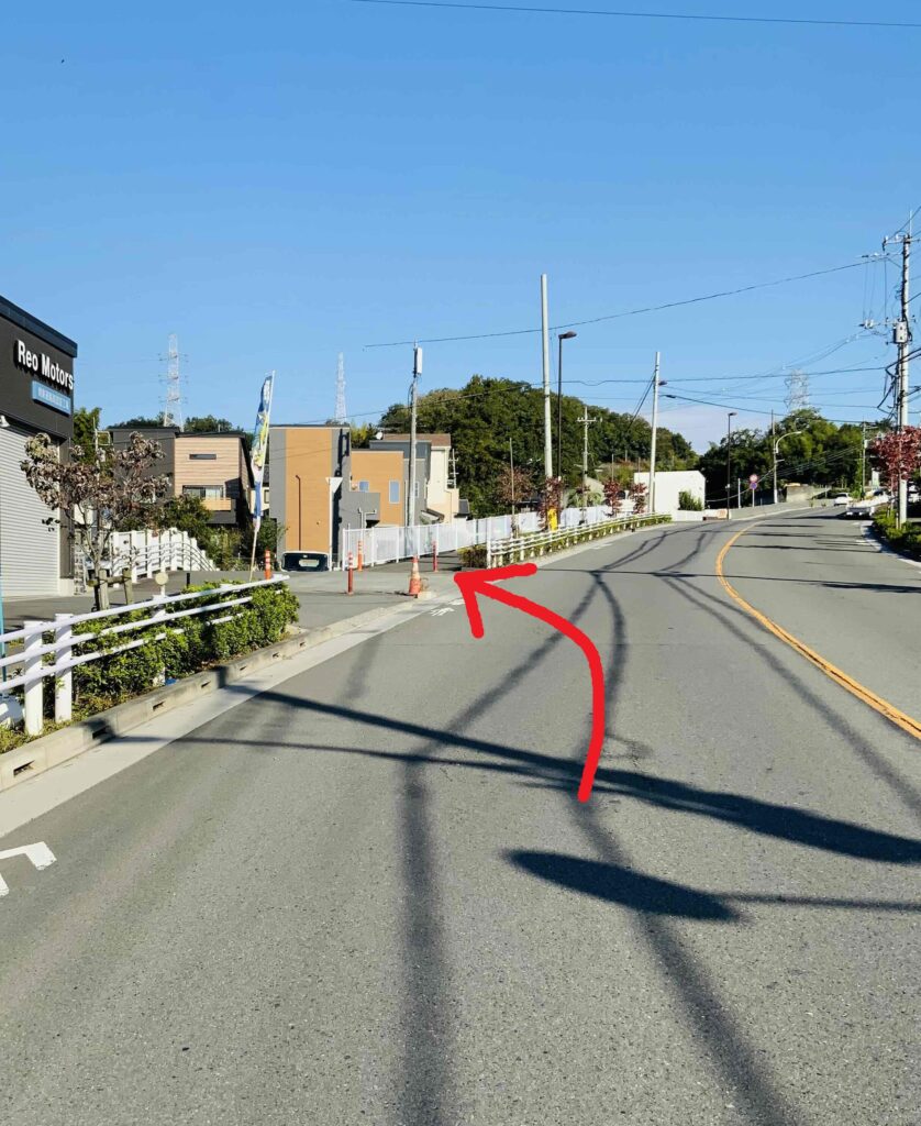 進行方向 若葉台駅 鶴川街道矢印左折